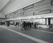 152547 Interieur van het N.S.-station Rotterdam C.S. te Rotterdam: hal, met loketten.